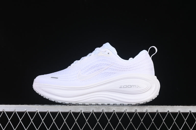 TÊNIS NIKE - NIKE VOMERO PLUS