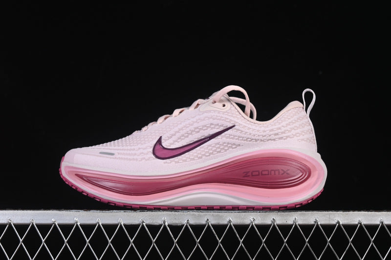 TÊNIS NIKE - NIKE VOMERO PLUS