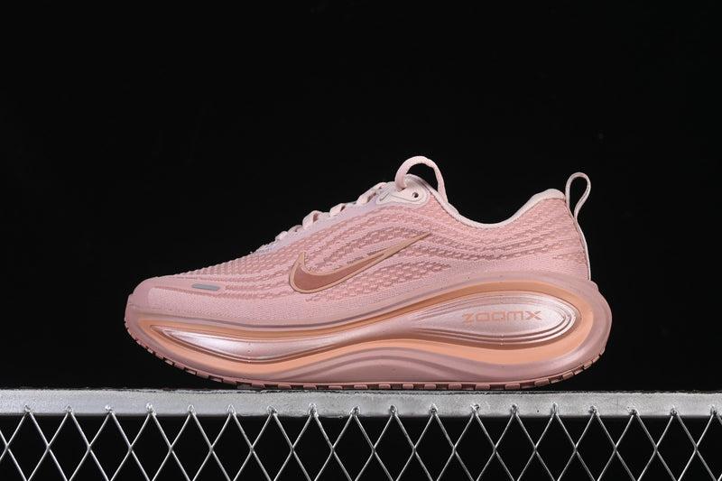 TÊNIS NIKE - NIKE VOMERO PLUS
